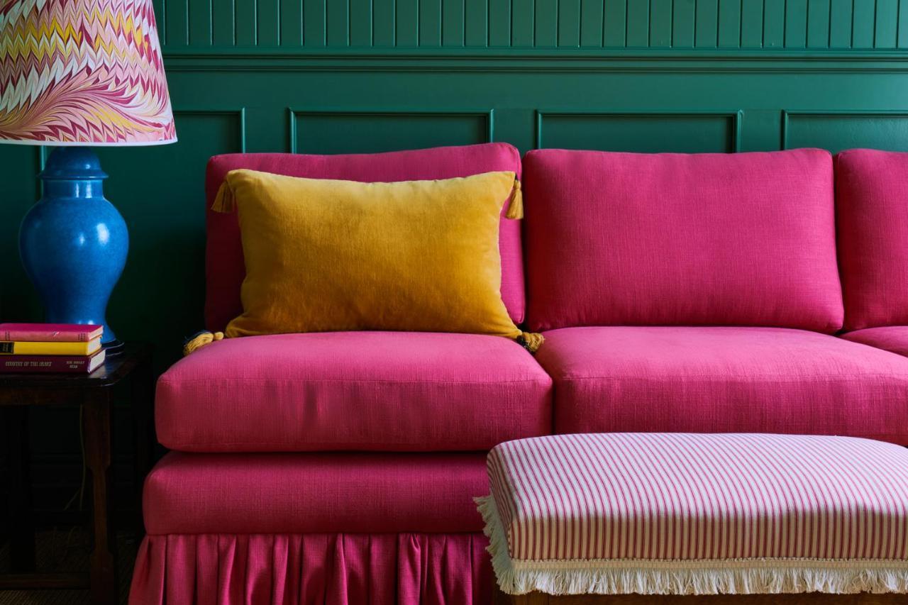 فندق ميتري كنغستون أبون تامْسْ المظهر الخارجي الصورة A sofa upholstered in velvet