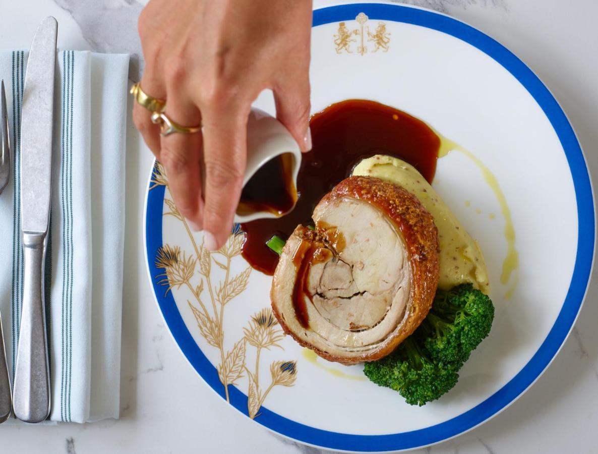 فندق ميتري كنغستون أبون تامْسْ المظهر الخارجي الصورة A pork tenderloin being served