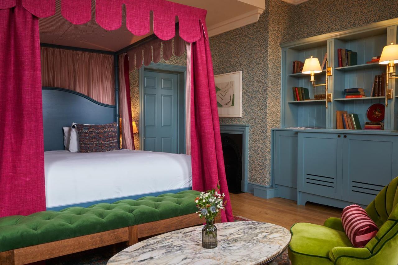 فندق ميتري كنغستون أبون تامْسْ المظهر الخارجي الصورة A bedroom at The Mitre