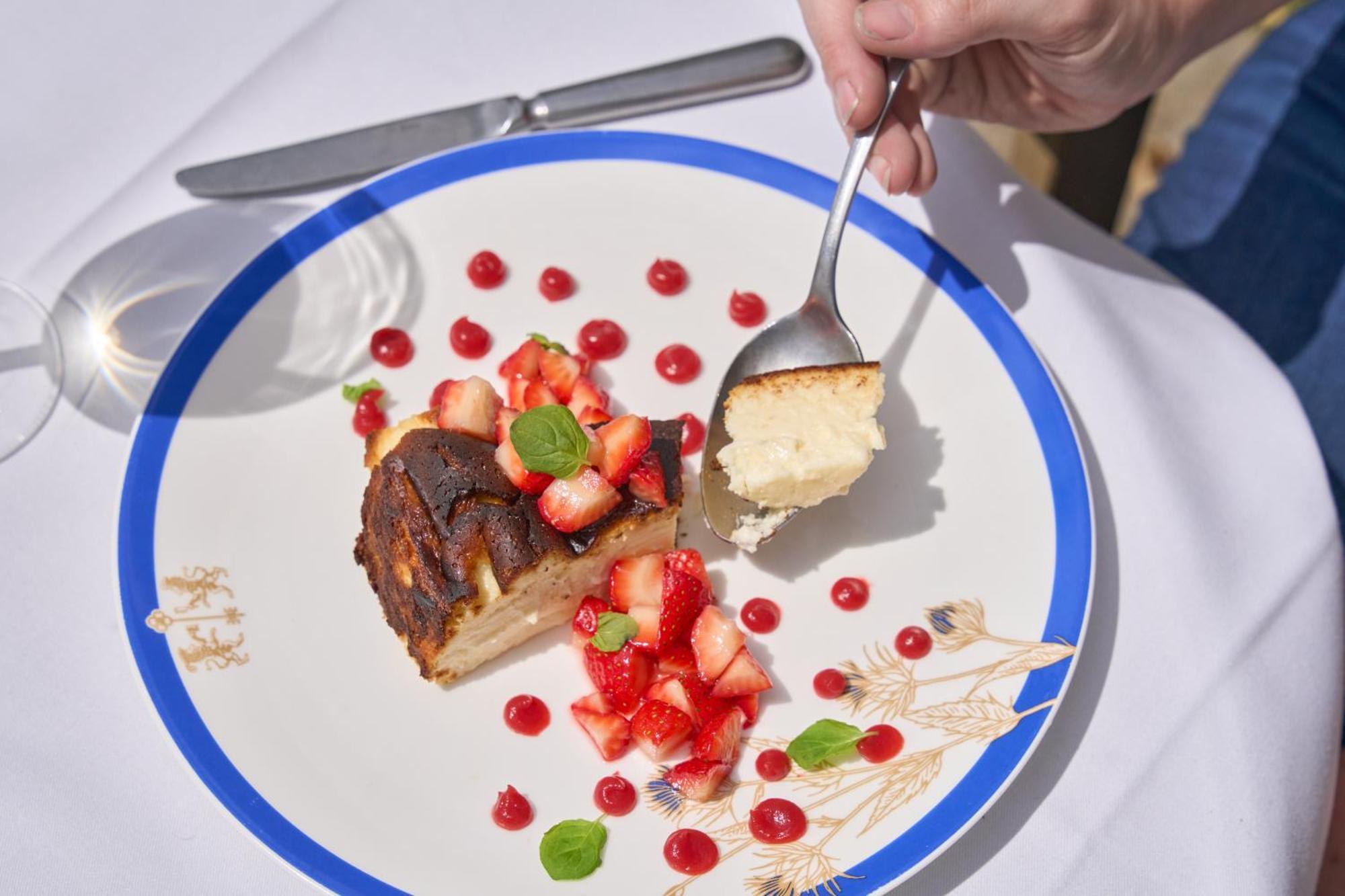فندق ميتري كنغستون أبون تامْسْ المظهر الخارجي الصورة A person eating a dessert with a spoon