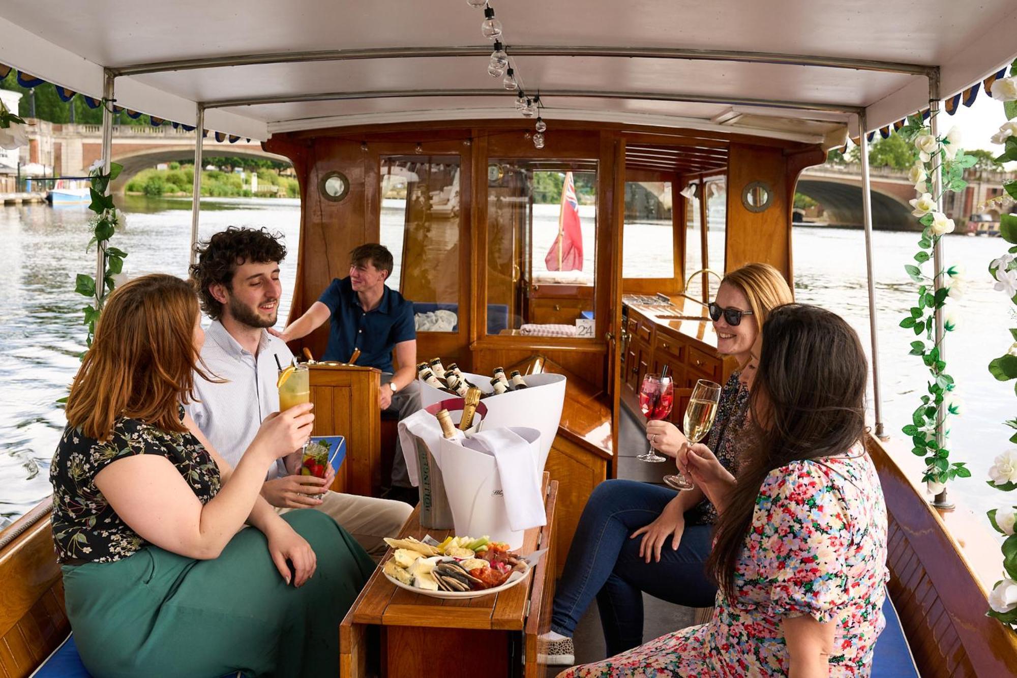 فندق ميتري كنغستون أبون تامْسْ المظهر الخارجي الصورة Interior of the boat