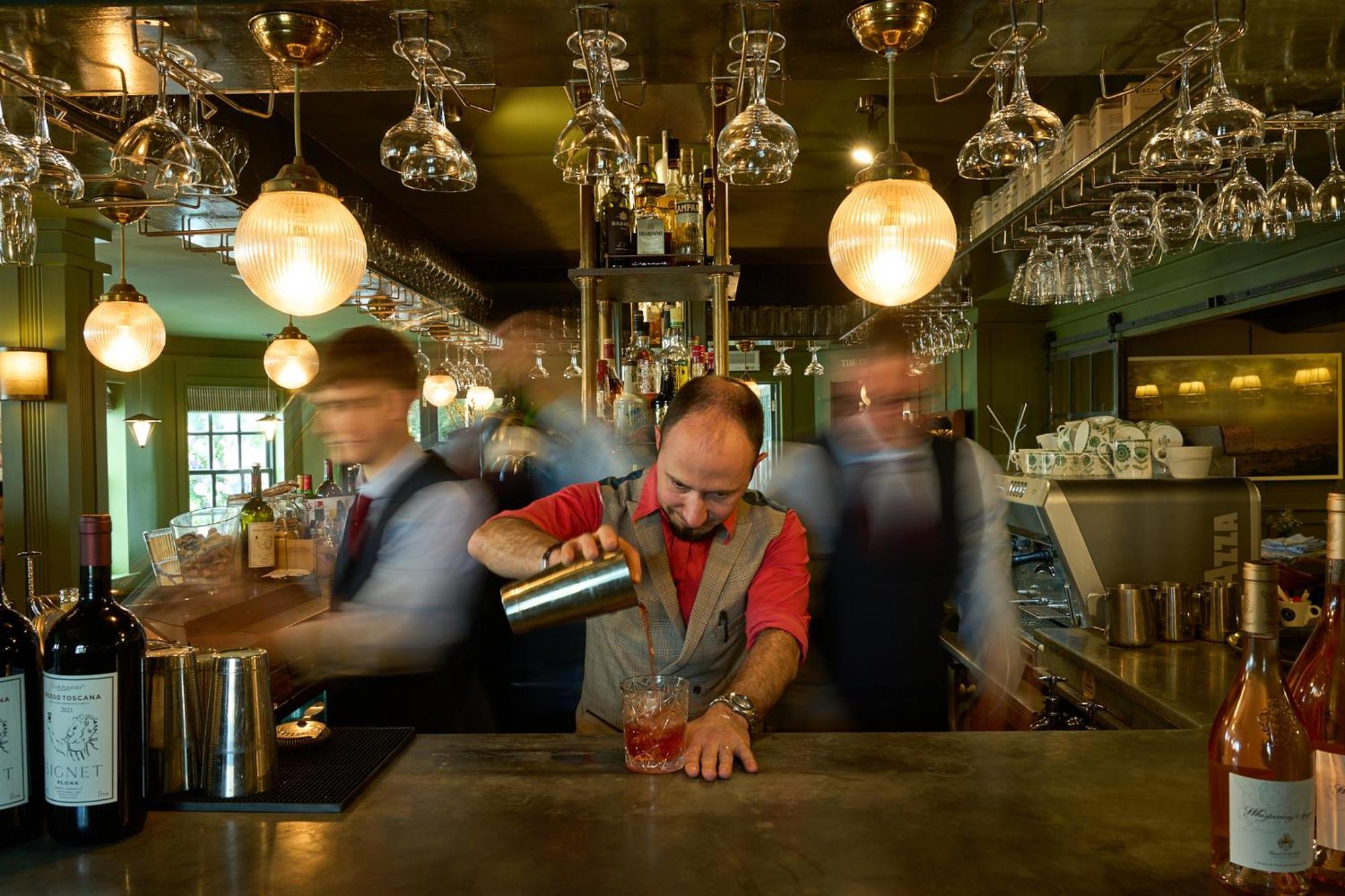 فندق ميتري كنغستون أبون تامْسْ المظهر الخارجي الصورة A bartender at work