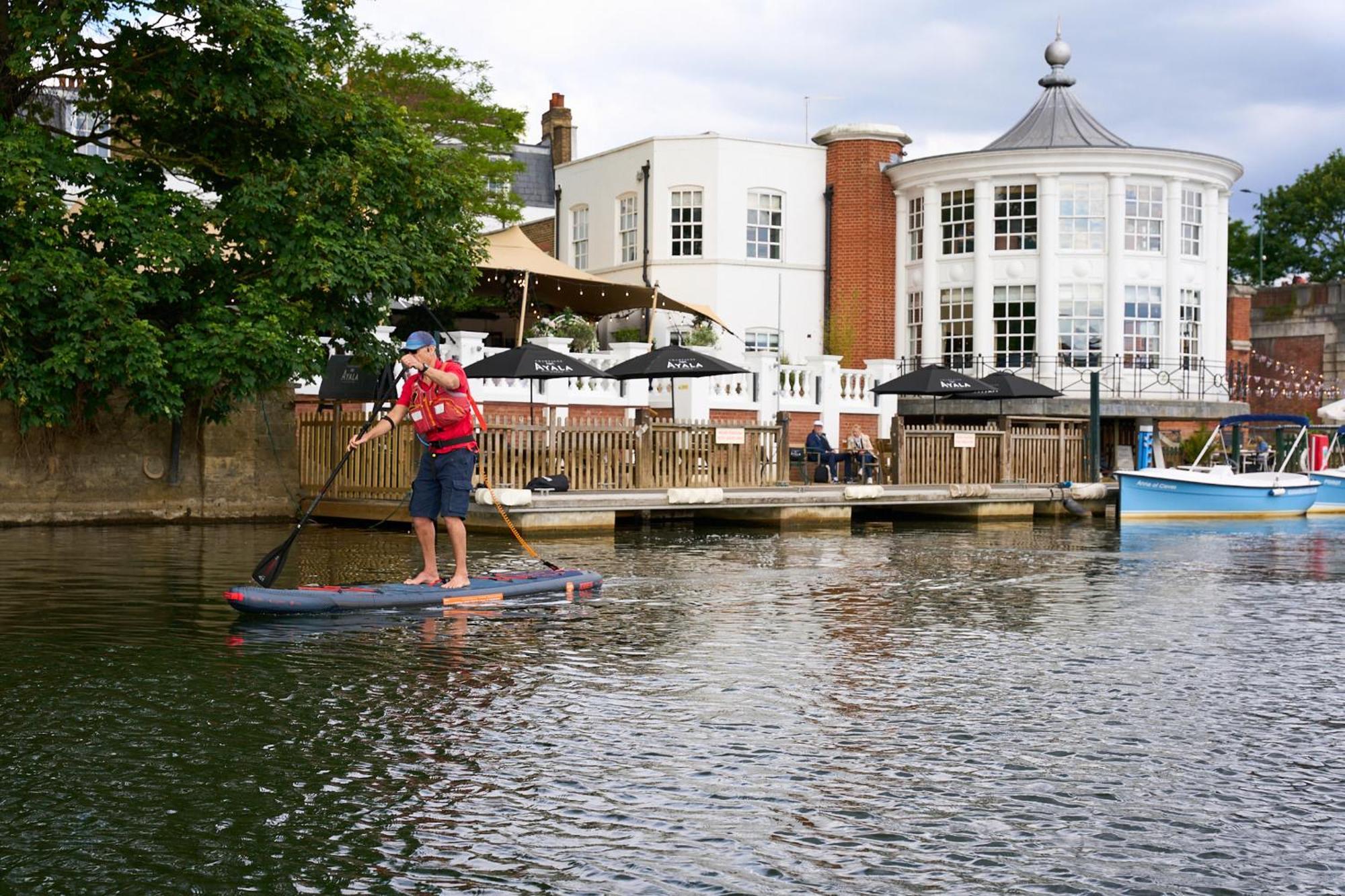 فندق ميتري كنغستون أبون تامْسْ المظهر الخارجي الصورة Stand Up Paddle Boarding on the River Wey