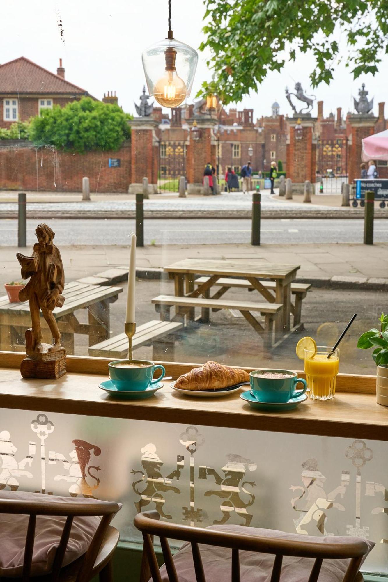 فندق ميتري كنغستون أبون تامْسْ المظهر الخارجي الصورة The view from the window of the café