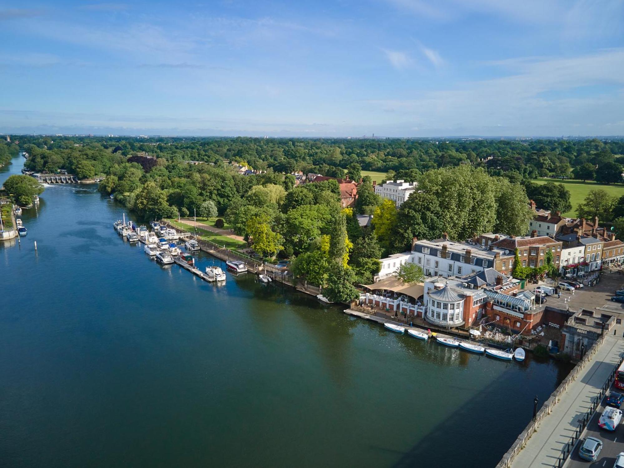 فندق ميتري كنغستون أبون تامْسْ المظهر الخارجي الصورة The River Wey at Farnham