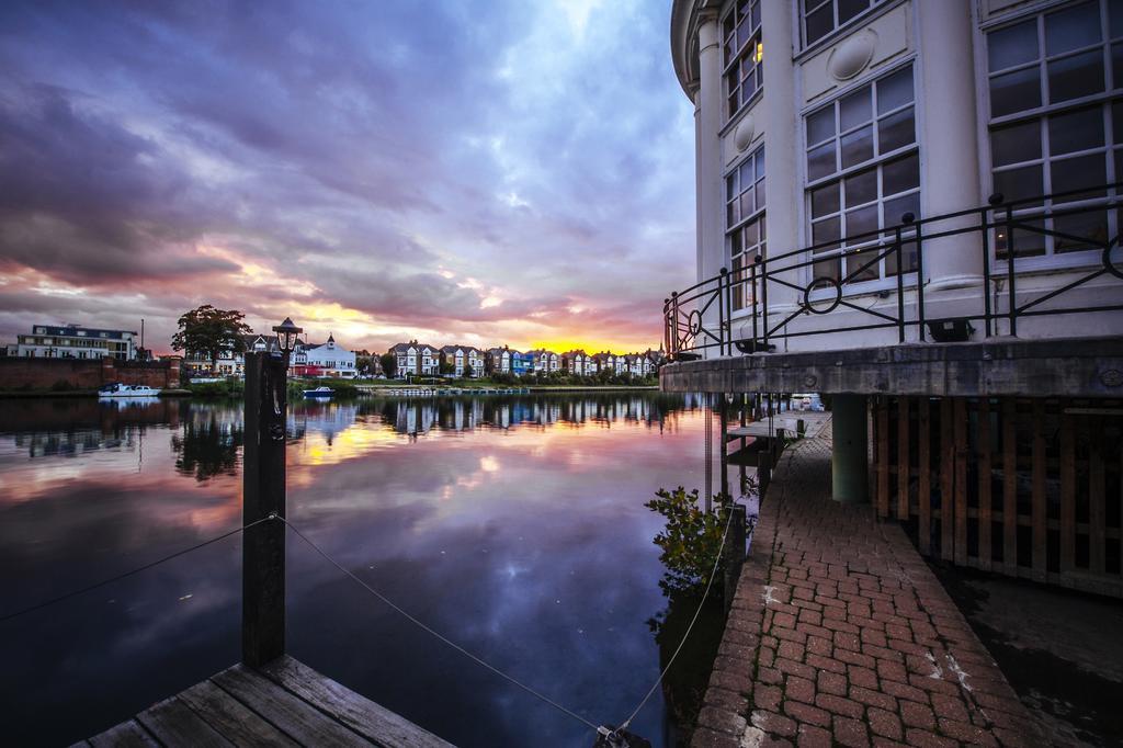فندق ميتري كنغستون أبون تامْسْ المظهر الخارجي الصورة Sunset at the Marina